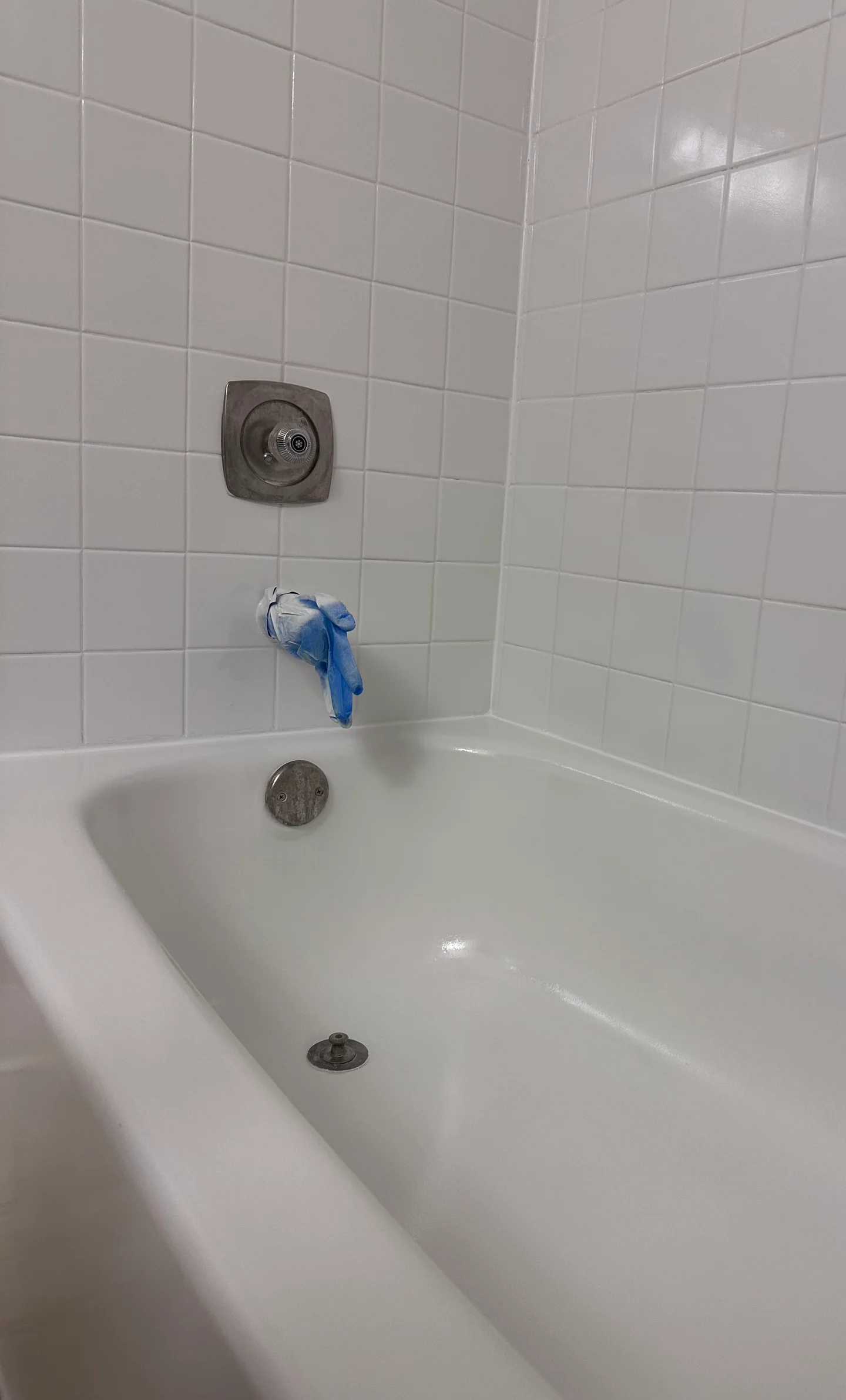 Freshly refinished white bathtub and tile surround by Tub Revive