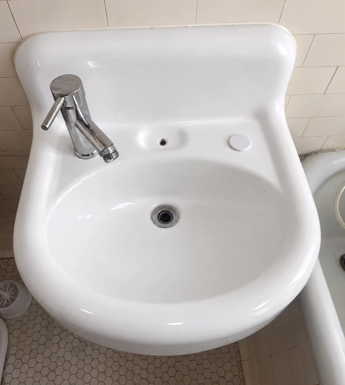 The same bathroom sink after refinishing